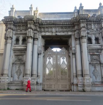 למה בחצה האישה באדום