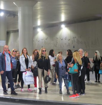 מחכות לאוטובוס מתחת לכיכר טקסים