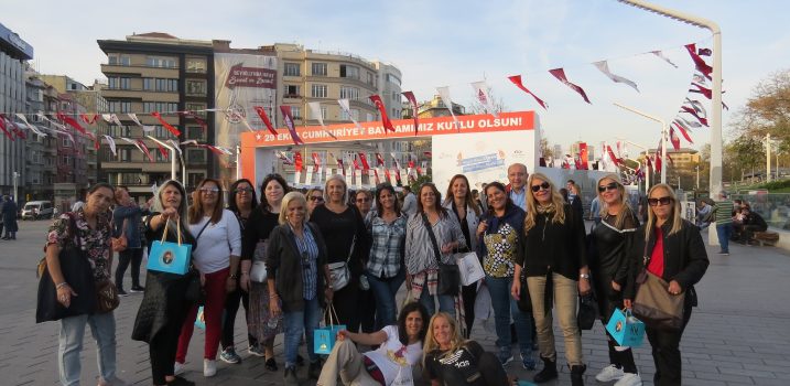 תמונת קבוצה כיכר טקסים 2